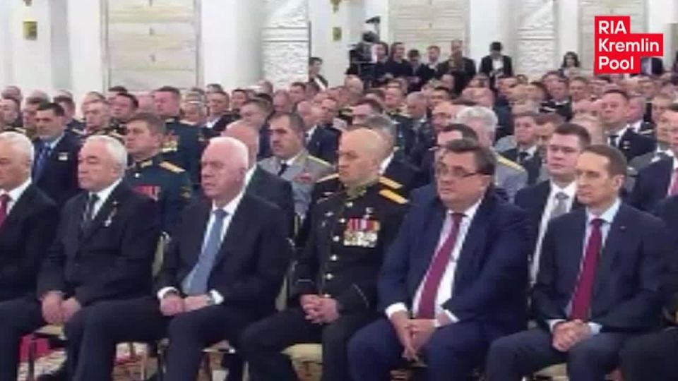 Путин вручил медали "Золотая Звезда" Героям России