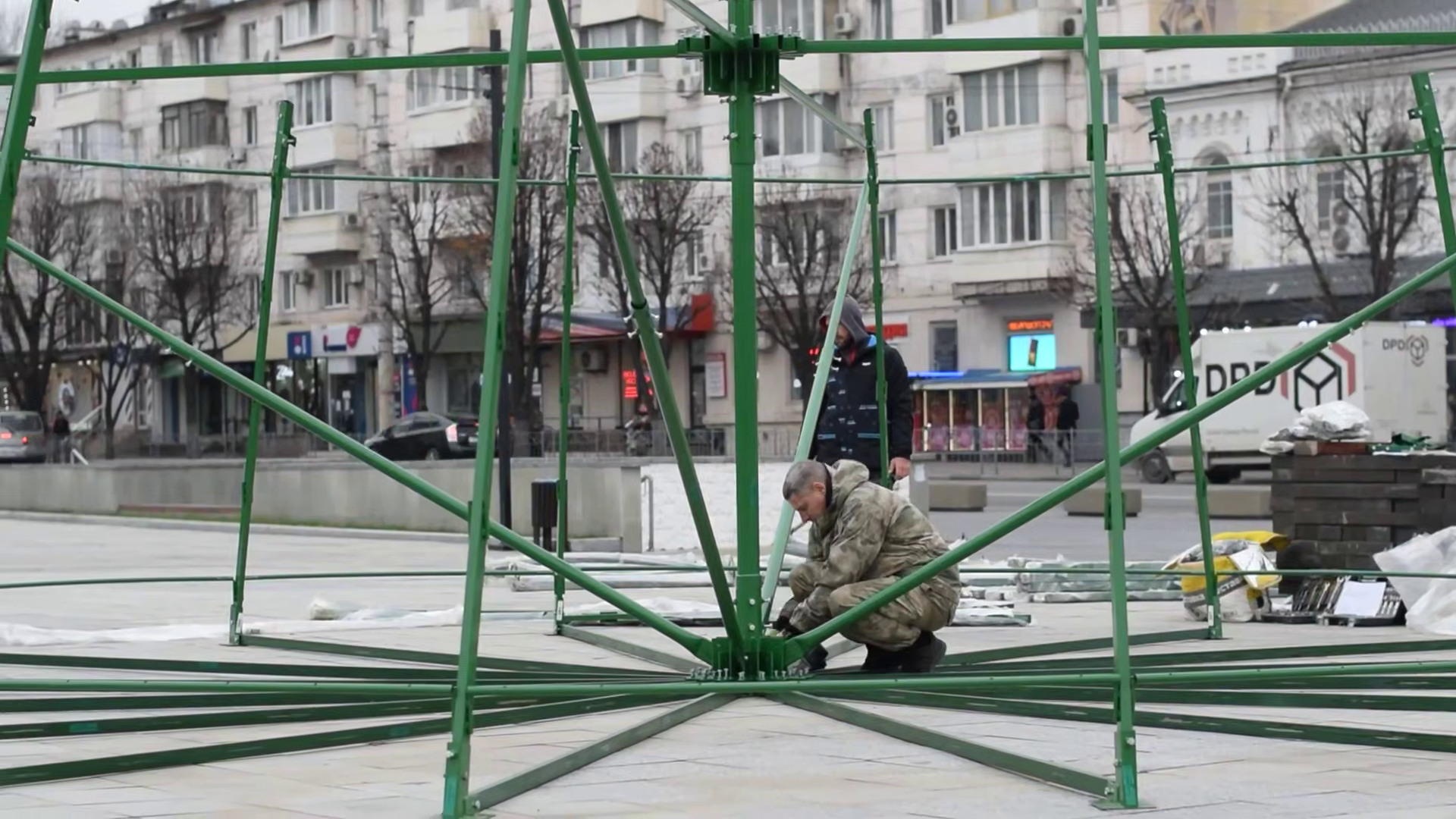 В Симферополе начали устанавливать главную городскую ёлку