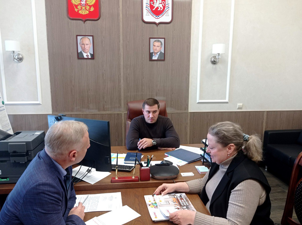 Эдуард Щёголев: Первый заместитель министра строительства и архитектуры Республики Крым Александр Резников рассмотрел обращение представителей мебельной фирмы Юлии Сидориной и Андрея Селюкова, обратившихся по вопросу...