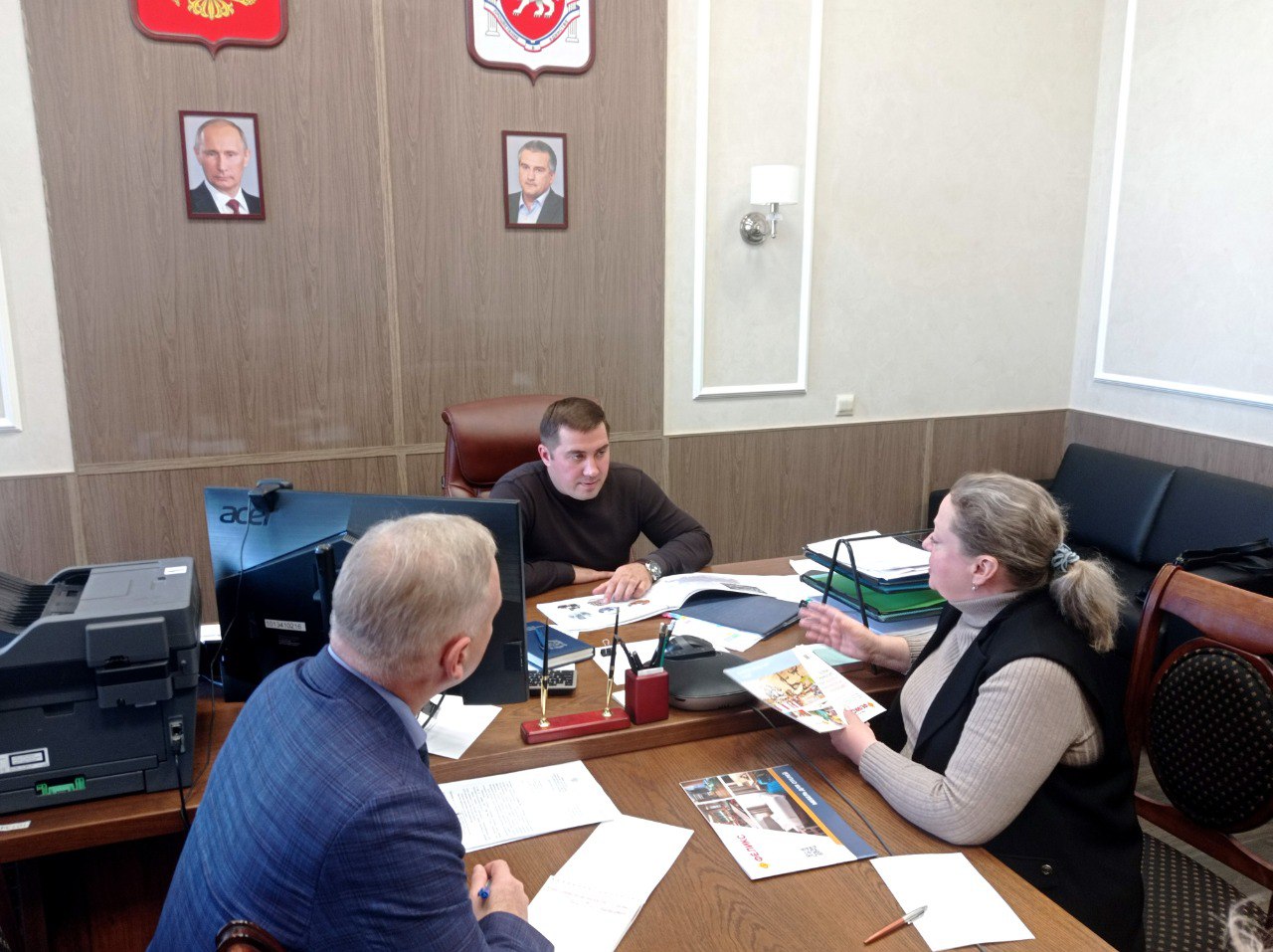 Эдуард Щёголев: Первый заместитель министра строительства и архитектуры Республики Крым Александр Резников рассмотрел обращение представителей мебельной фирмы Юлии Сидориной и Андрея Селюкова, обратившихся по вопросу... Эдуард Щёголев: Первый заместитель министра строительства и архитектуры Республики Крым Александр Резников рассмотрел обращение представителей мебельной фирмы Юлии Сидориной и Андрея Селюкова, обратившихся по вопросу...