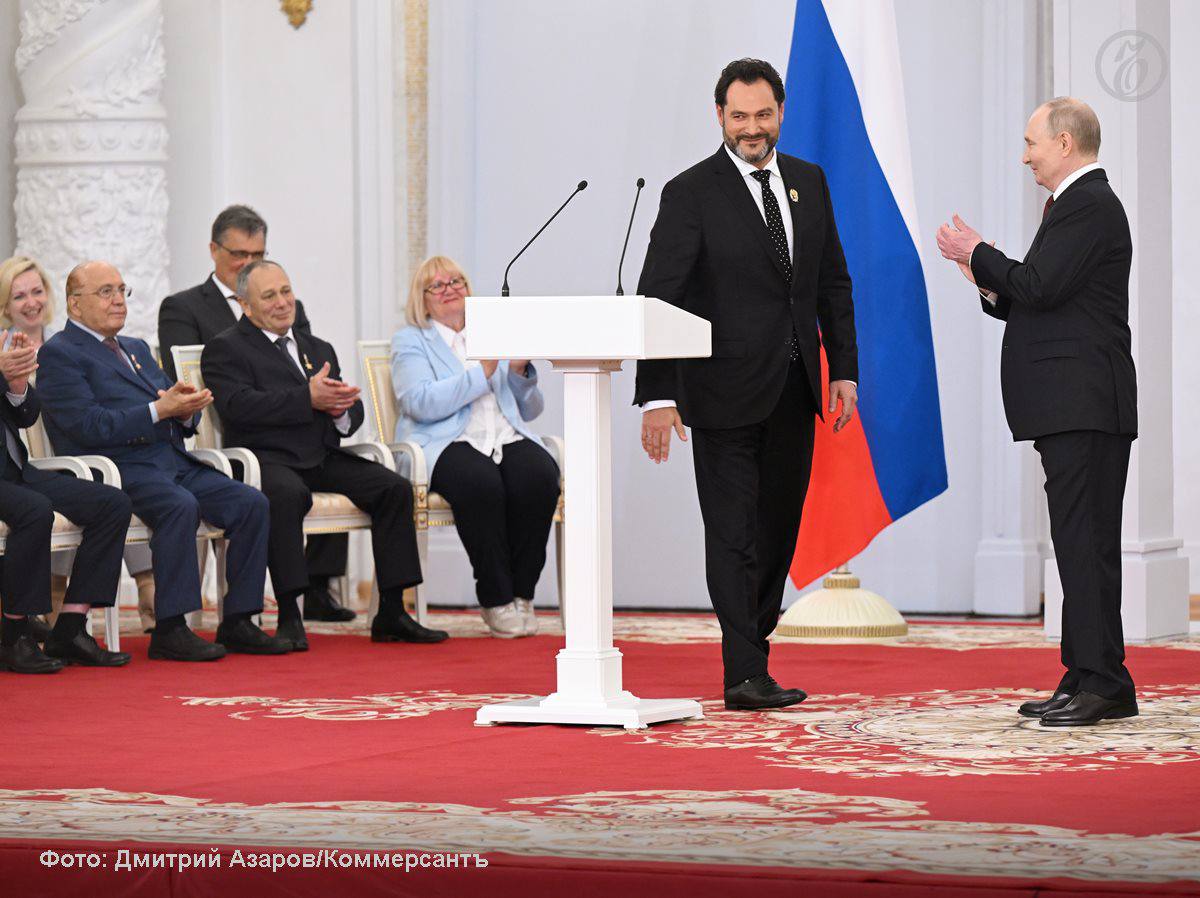 Владимир Путин присвоил почетное звание народного артиста РФ певцу, руководителю Севастопольского театра оперы и балета Ильдару Абдразакову, следует из указа президента