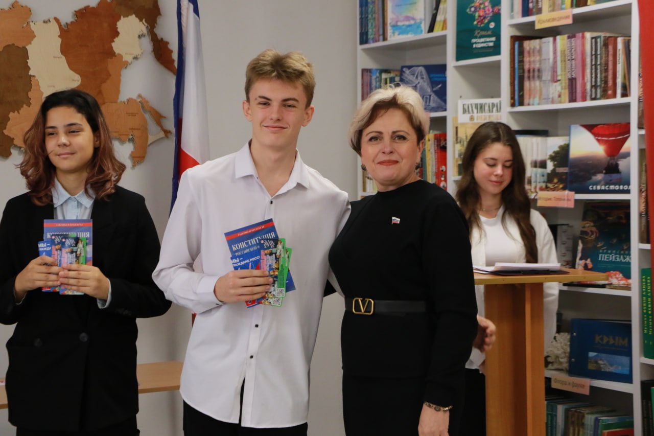 Ольга Урайкина: Ко Дню Конституции Российской Федерации в Бахчисарайской районной библиотеке им. А.С. Пушкина вручила 14-летним жителям Бахчисарайского района главные документы – паспорта граждан Российской Федерации Ольга Урайкина: Ко Дню Конституции Российской Федерации в Бахчисарайской районной библиотеке им. А.С. Пушкина вручила 14-летним жителям Бахчисарайского района главные документы – паспорта граждан Российской Федерации