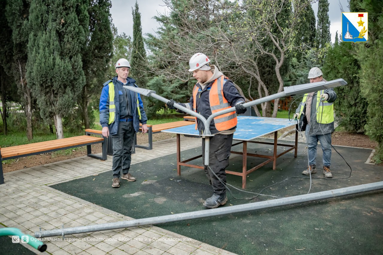 «Горсвет» смонтировал дополнительное освещение в Динопарке «Горсвет» смонтировал дополнительное освещение в Динопарке