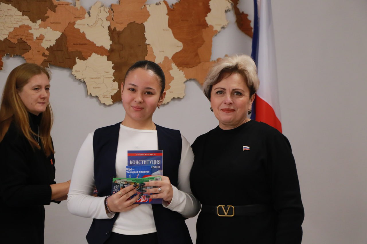 Ольга Урайкина: Ко Дню Конституции Российской Федерации в Бахчисарайской районной библиотеке им. А.С. Пушкина вручила 14-летним жителям Бахчисарайского района главные документы – паспорта граждан Российской Федерации Ольга Урайкина: Ко Дню Конституции Российской Федерации в Бахчисарайской районной библиотеке им. А.С. Пушкина вручила 14-летним жителям Бахчисарайского района главные документы – паспорта граждан Российской Федерации