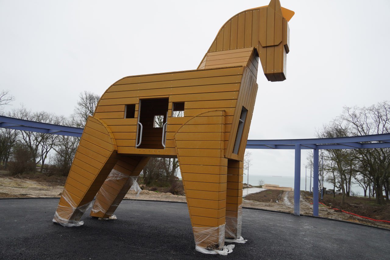 В Керчи продолжается благоустройство Приморского парка В Керчи продолжается благоустройство Приморского парка