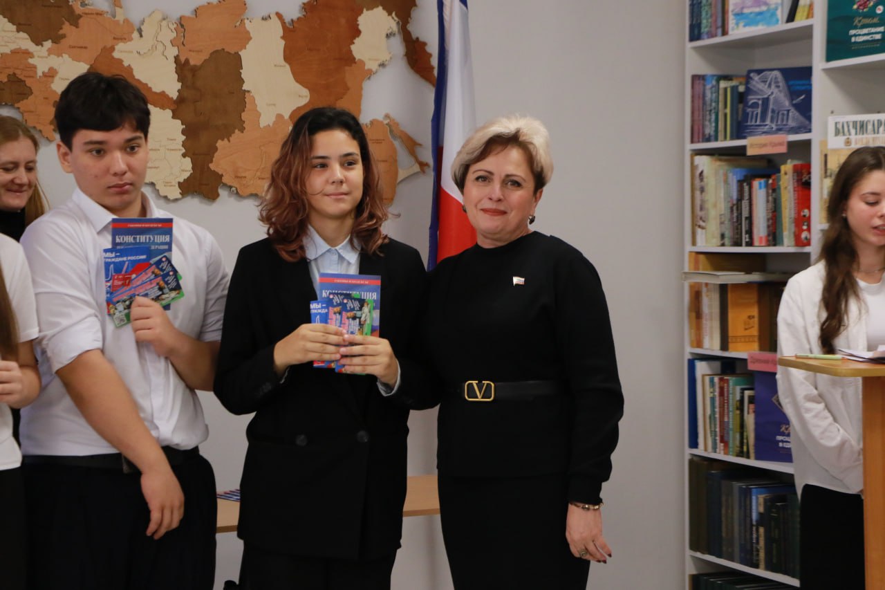 Ольга Урайкина: Ко Дню Конституции Российской Федерации в Бахчисарайской районной библиотеке им. А.С. Пушкина вручила 14-летним жителям Бахчисарайского района главные документы – паспорта граждан Российской Федерации Ольга Урайкина: Ко Дню Конституции Российской Федерации в Бахчисарайской районной библиотеке им. А.С. Пушкина вручила 14-летним жителям Бахчисарайского района главные документы – паспорта граждан Российской Федерации