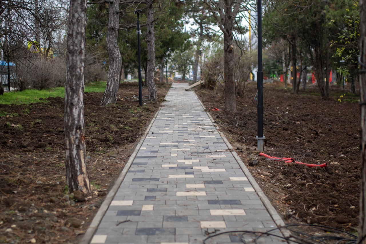 В Симферополе продолжается благоустройство Студенческого сквера В Симферополе продолжается благоустройство Студенческого сквера