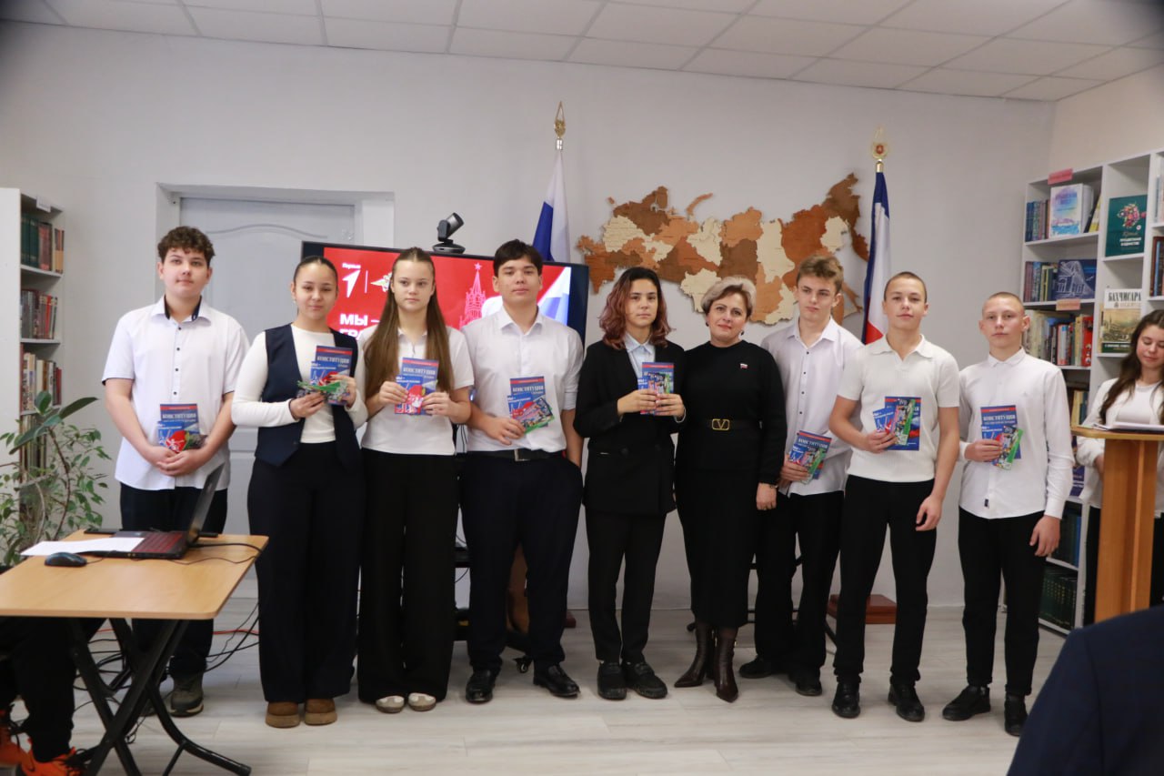 Ольга Урайкина: Ко Дню Конституции Российской Федерации в Бахчисарайской районной библиотеке им. А.С. Пушкина вручила 14-летним жителям Бахчисарайского района главные документы – паспорта граждан Российской Федерации Ольга Урайкина: Ко Дню Конституции Российской Федерации в Бахчисарайской районной библиотеке им. А.С. Пушкина вручила 14-летним жителям Бахчисарайского района главные документы – паспорта граждан Российской Федерации