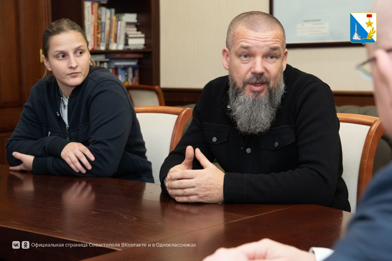 Губернатор поздравил севастопольскую спортсменку Елену Гапешину с завоеванием титула чемпионки России Губернатор поздравил севастопольскую спортсменку Елену Гапешину с завоеванием титула чемпионки России