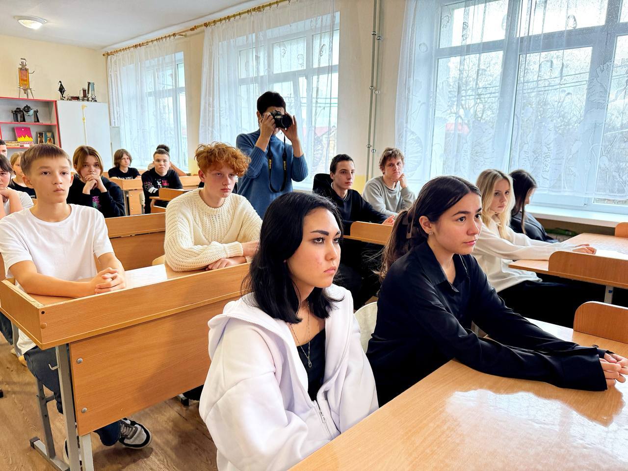 Депутат Жанна Хуторенко рассказала школьникам о Конституции России Депутат Жанна Хуторенко рассказала школьникам о Конституции России