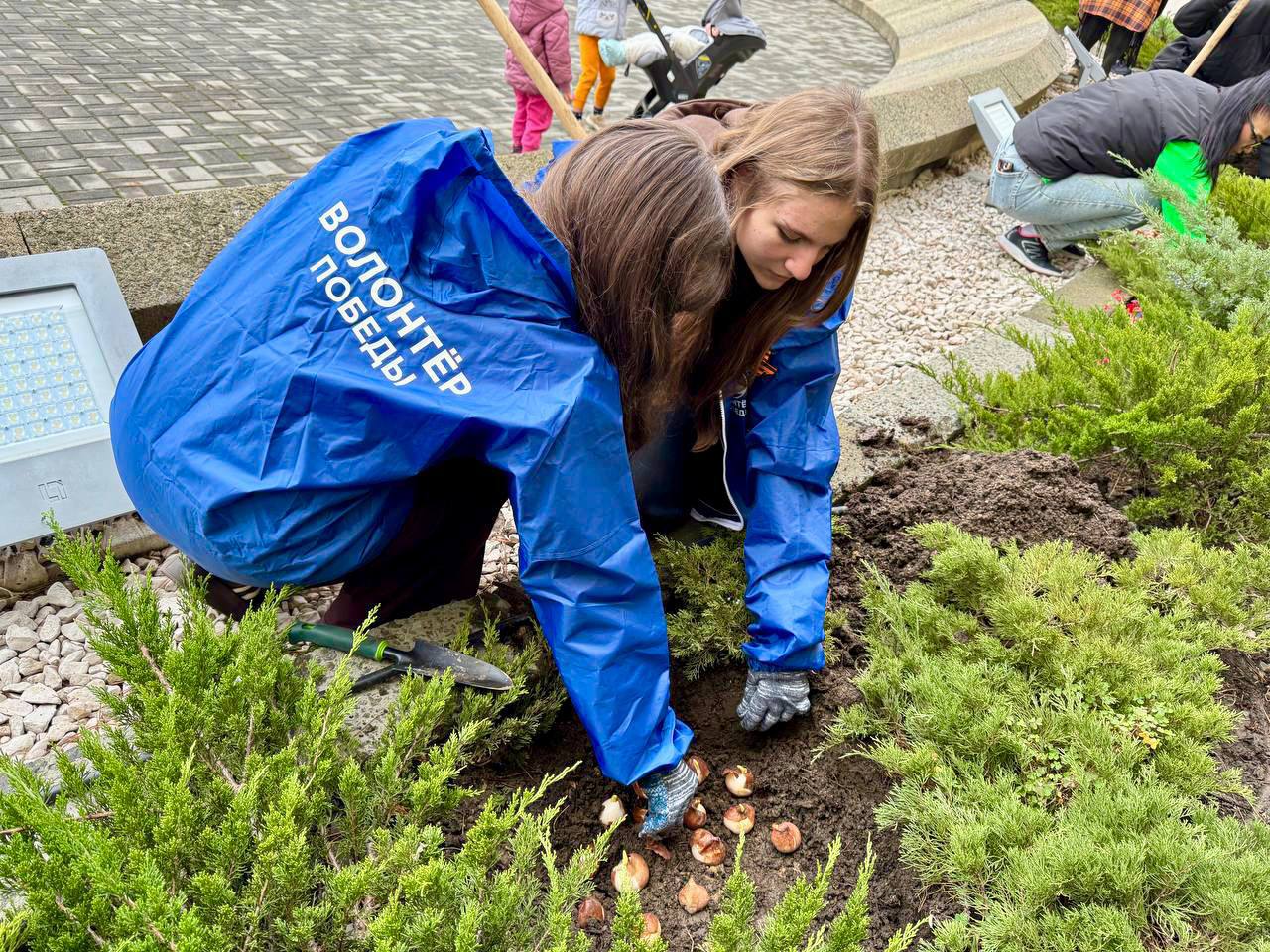Волонтёры Победы Ялты продолжают совместную с МБУ «Зеленстрой» акцию «Цветы Памяти» - высадку цветов в честь героев Великой Отечественной войны и участников СВО! Волонтёры Победы Ялты продолжают совместную с МБУ «Зеленстрой» акцию «Цветы Памяти» - высадку цветов в честь героев Великой Отечественной войны и участников СВО!