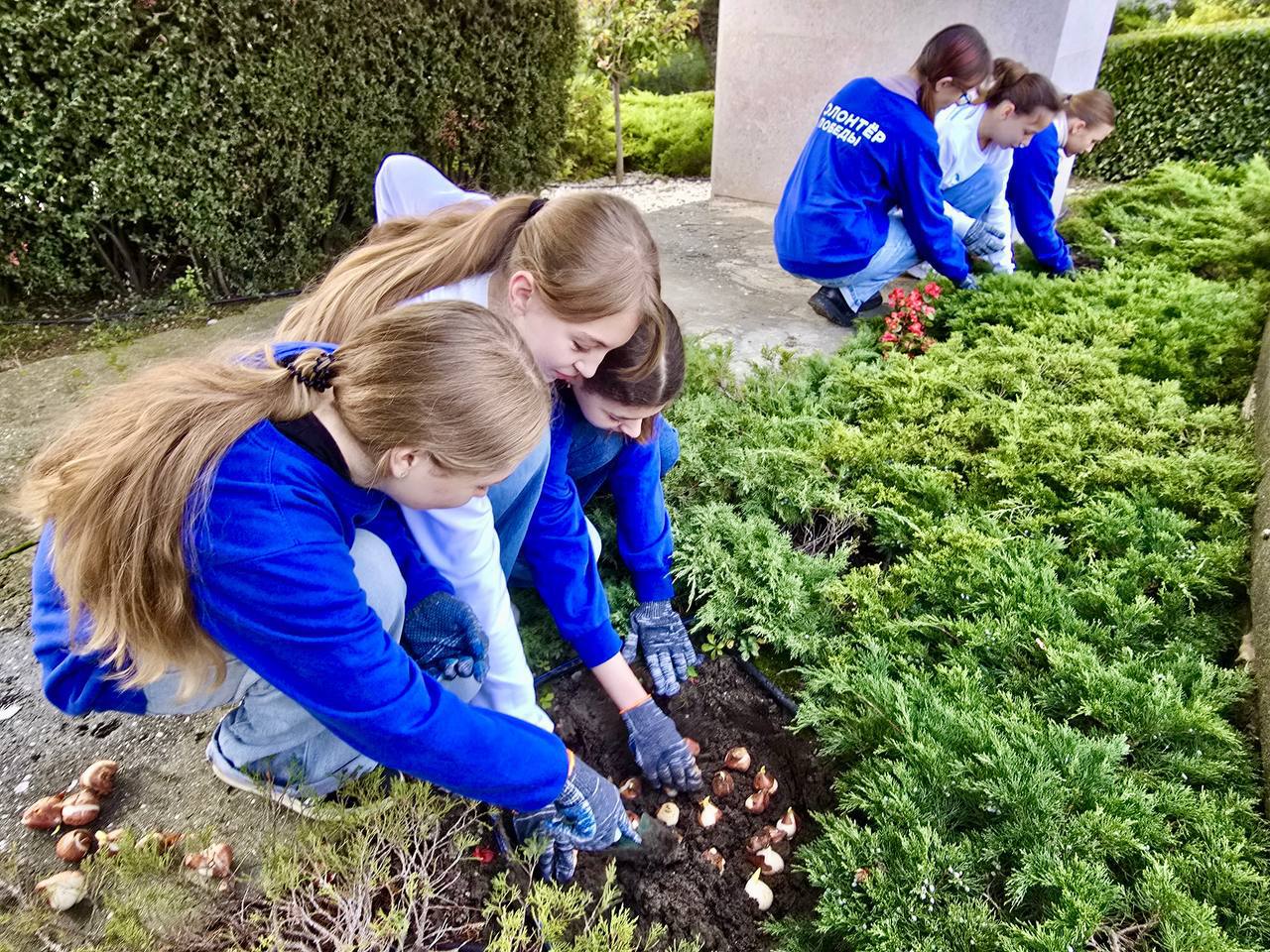 Волонтёры Победы Ялты продолжают совместную с МБУ «Зеленстрой» акцию «Цветы Памяти» - высадку цветов в честь героев Великой Отечественной войны и участников СВО! Волонтёры Победы Ялты продолжают совместную с МБУ «Зеленстрой» акцию «Цветы Памяти» - высадку цветов в честь героев Великой Отечественной войны и участников СВО!