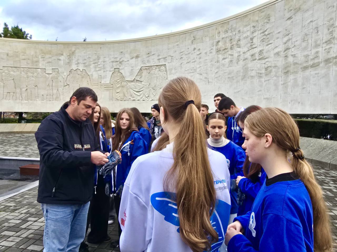 Волонтёры Победы Ялты продолжают совместную с МБУ «Зеленстрой» акцию «Цветы Памяти» - высадку цветов в честь героев Великой Отечественной войны и участников СВО! Волонтёры Победы Ялты продолжают совместную с МБУ «Зеленстрой» акцию «Цветы Памяти» - высадку цветов в честь героев Великой Отечественной войны и участников СВО!