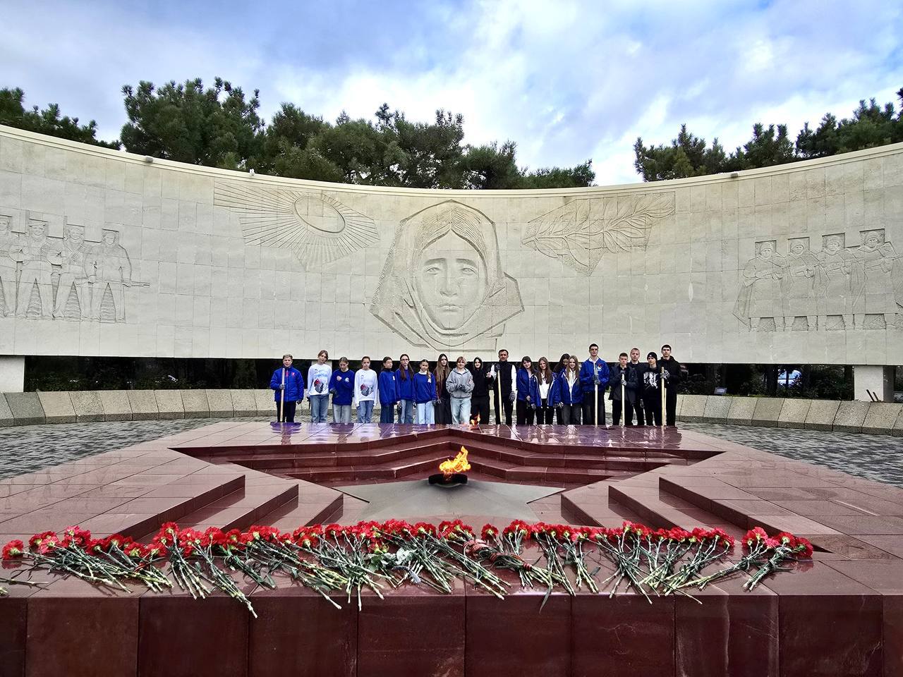 Волонтёры Победы Ялты продолжают совместную с МБУ «Зеленстрой» акцию «Цветы Памяти» - высадку цветов в честь героев Великой Отечественной войны и участников СВО!