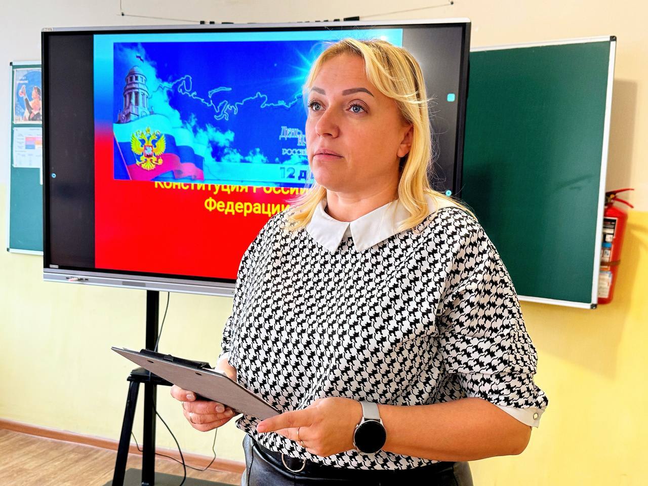 Депутат Жанна Хуторенко рассказала школьникам о Конституции России Депутат Жанна Хуторенко рассказала школьникам о Конституции России