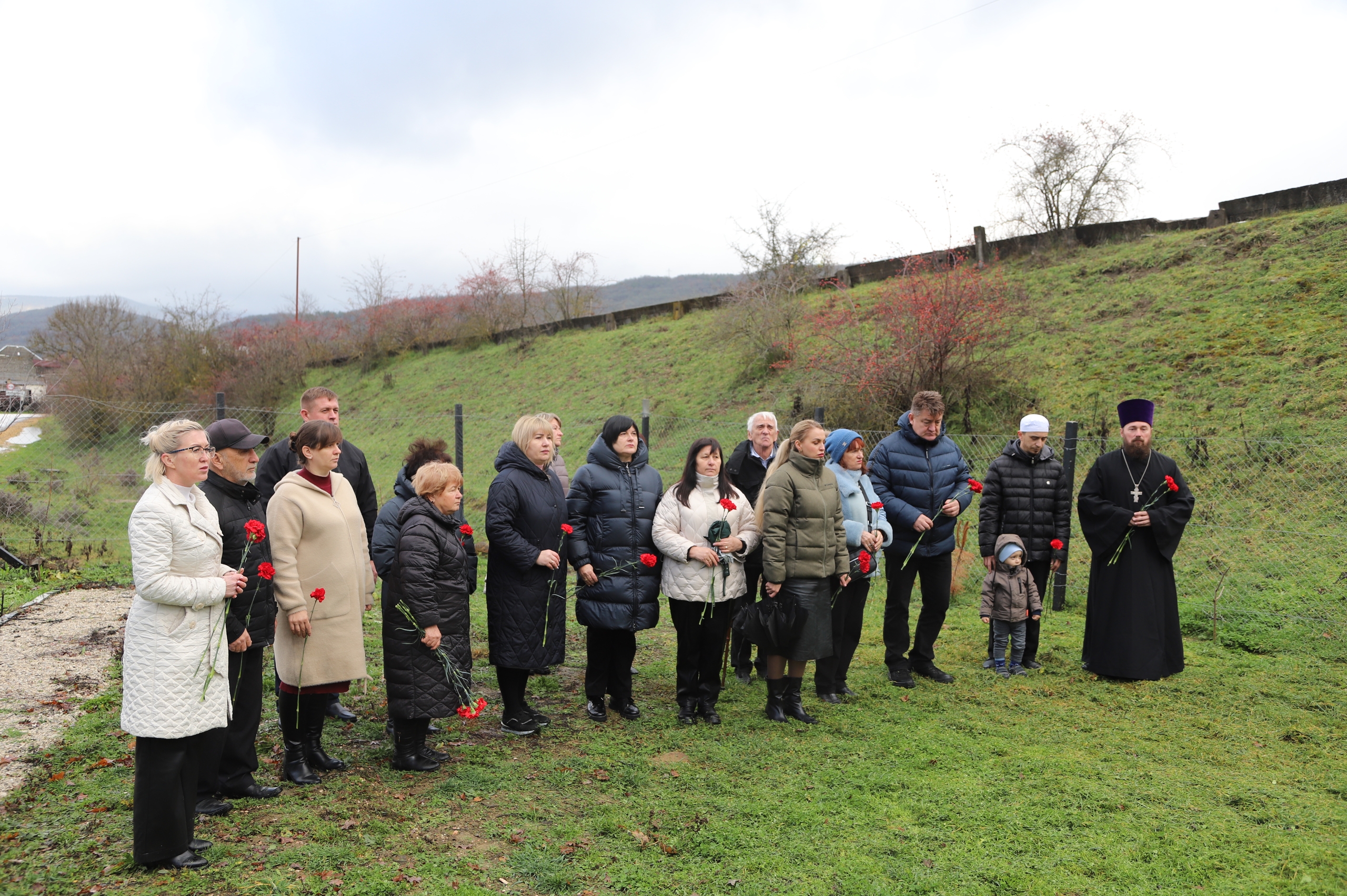 В Бахчисарайском районе почтили память жителей сожжённых и уничтоженных сел в годы нацистской оккупации Крыма В Бахчисарайском районе почтили память жителей сожжённых и уничтоженных сел в годы нацистской оккупации Крыма