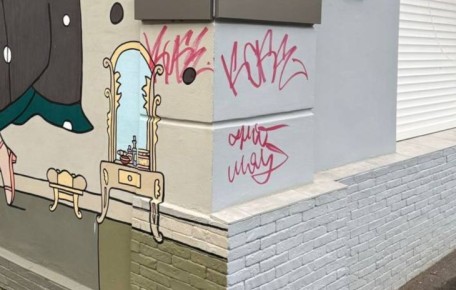 В Симферополе неизвестные повредили мурал «Графиня» крымского художника Нефёдова