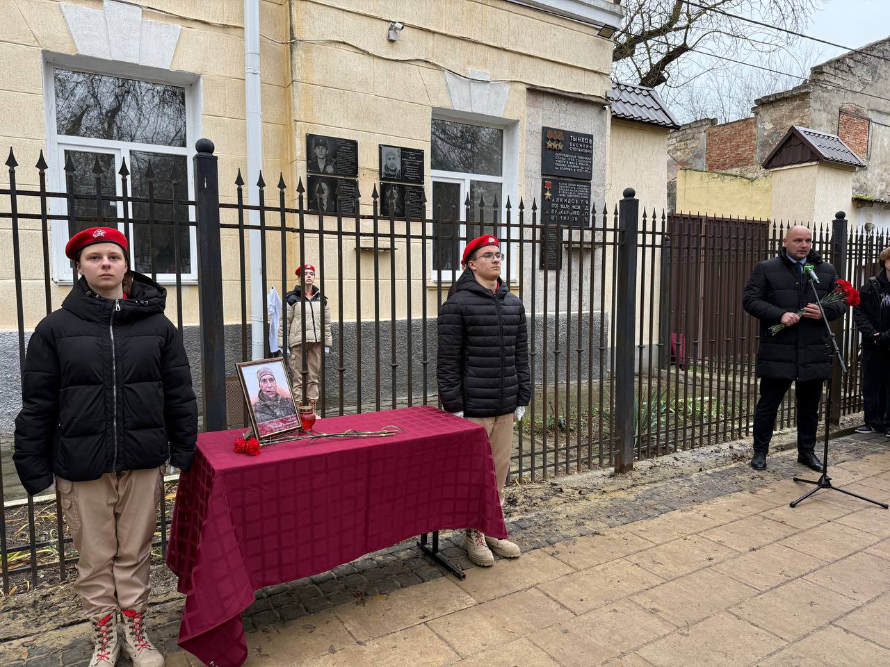 Две мемориальные доски в честь погибших в ходе спецоперации земляков открыли сегодня в Керчи Две мемориальные доски в честь погибших в ходе спецоперации земляков открыли сегодня в Керчи