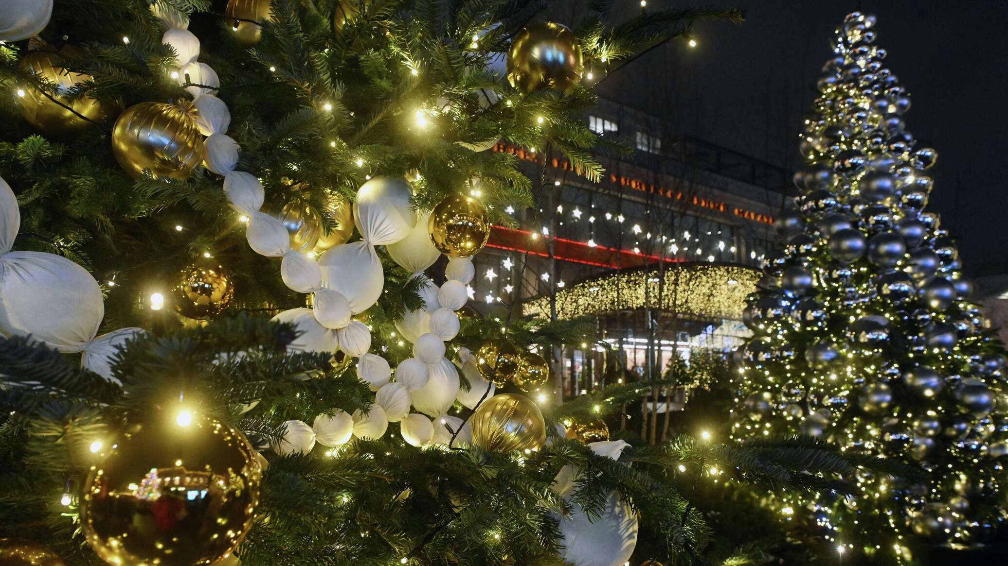 С лампочками и "снегом": сколько стоят искусственные елки в Крыму