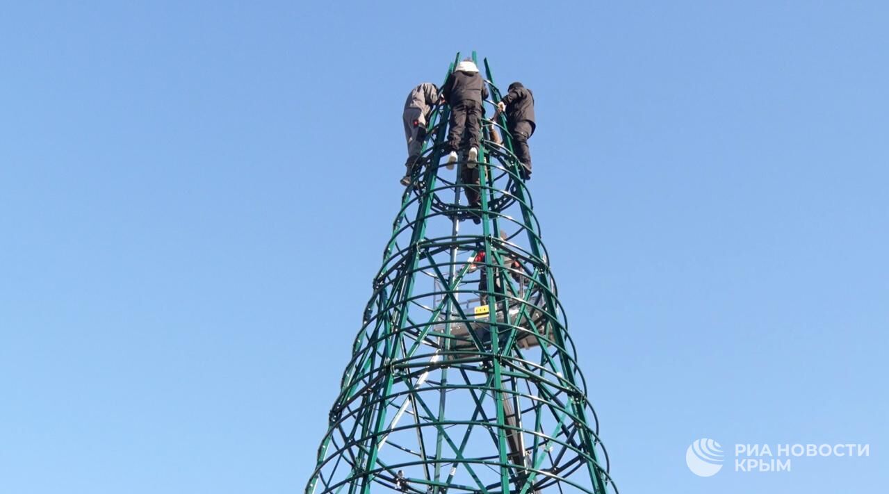 Севастополь начали украшать к Новому году Севастополь начали украшать к Новому году