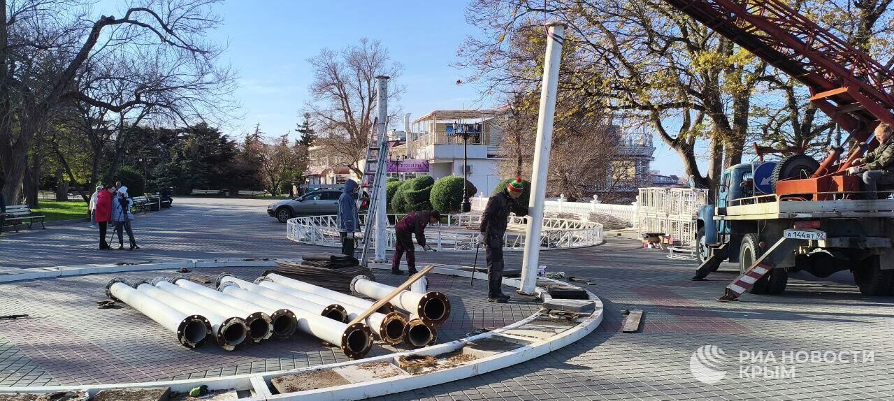 Севастополь начали украшать к Новому году Севастополь начали украшать к Новому году