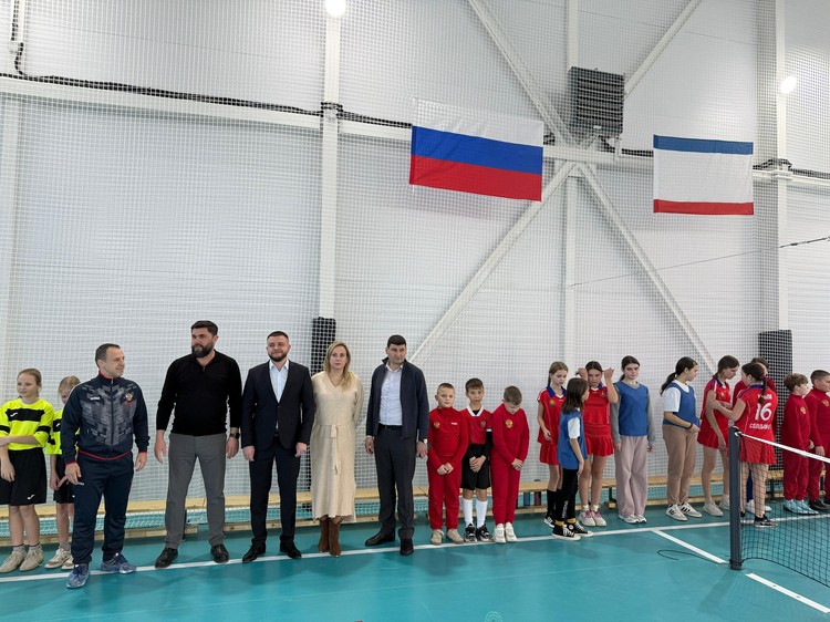 Все для детей: в Крыму после «прямой линии» с Путиным на месте проблемного спортзала построили новый ФОК Все для детей: в Крыму после «прямой линии» с Путиным на месте проблемного спортзала построили новый ФОК