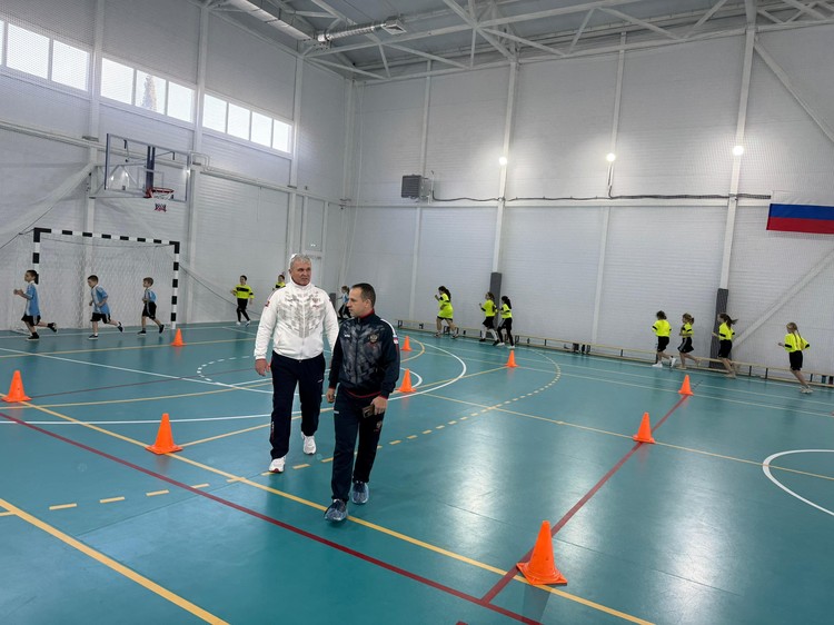 Все для детей: в Крыму после «прямой линии» с Путиным на месте проблемного спортзала построили новый ФОК Все для детей: в Крыму после «прямой линии» с Путиным на месте проблемного спортзала построили новый ФОК