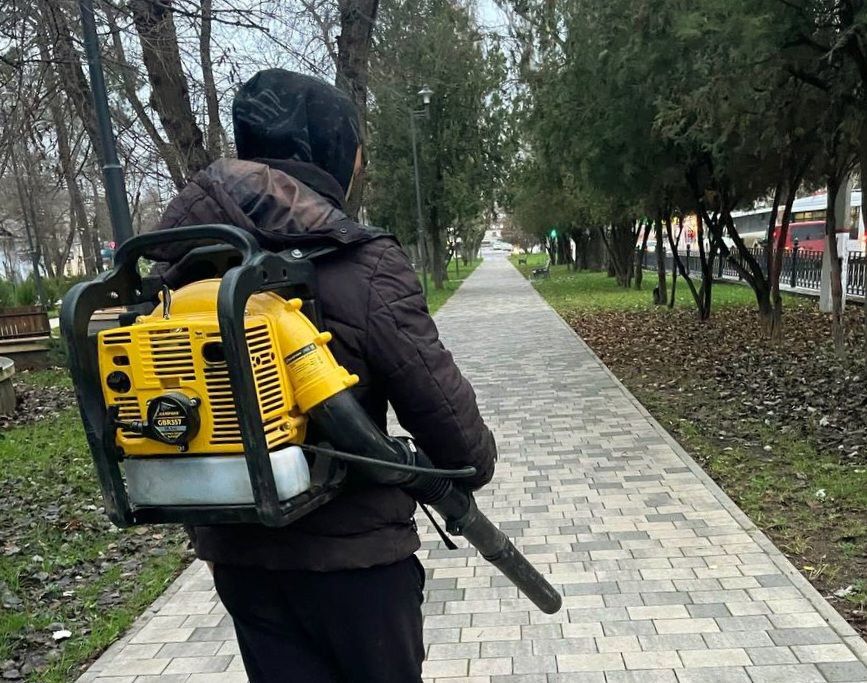 Чистота и порядок в парках и скверах Симферополя — результат ежедневного труда «Парков столицы» и подрядных организаций Чистота и порядок в парках и скверах Симферополя — результат ежедневного труда «Парков столицы» и подрядных организаций