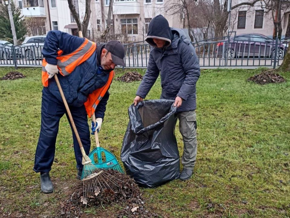Чистота и порядок в парках и скверах Симферополя — результат ежедневного труда «Парков столицы» и подрядных организаций Чистота и порядок в парках и скверах Симферополя — результат ежедневного труда «Парков столицы» и подрядных организаций