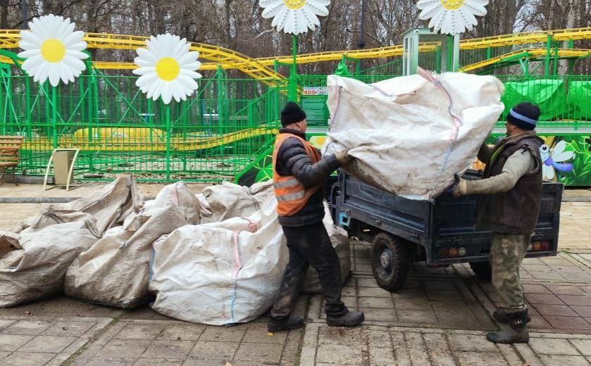 Чистота и порядок в парках и скверах Симферополя — результат ежедневного труда «Парков столицы» и подрядных организаций Чистота и порядок в парках и скверах Симферополя — результат ежедневного труда «Парков столицы» и подрядных организаций