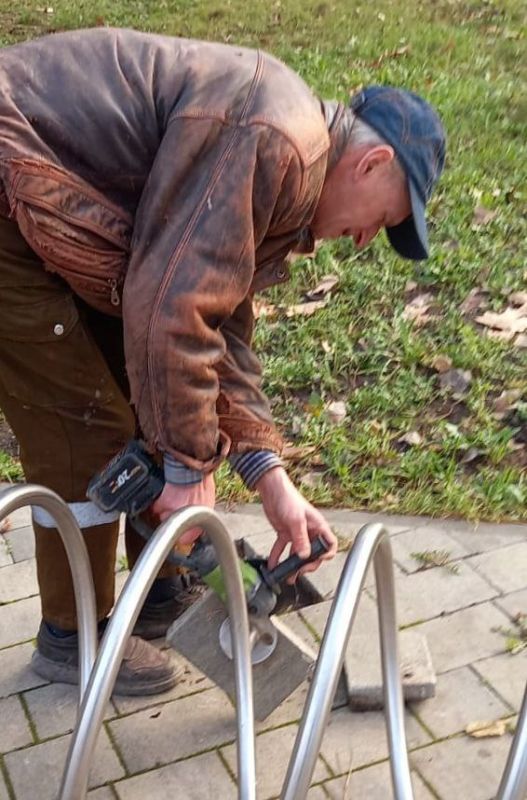 Чистота и порядок в парках и скверах Симферополя — результат ежедневного труда «Парков столицы» и подрядных организаций Чистота и порядок в парках и скверах Симферополя — результат ежедневного труда «Парков столицы» и подрядных организаций