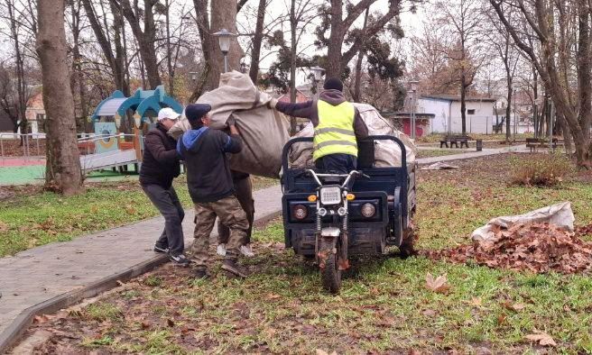 Чистота и порядок в парках и скверах Симферополя — результат ежедневного труда «Парков столицы» и подрядных организаций Чистота и порядок в парках и скверах Симферополя — результат ежедневного труда «Парков столицы» и подрядных организаций