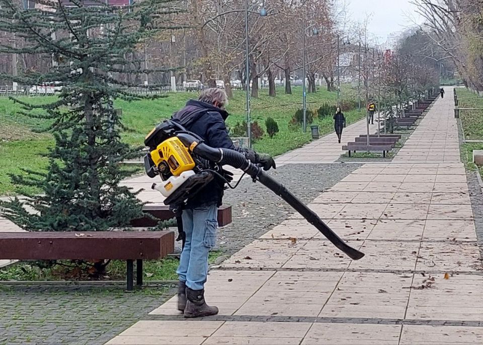 Чистота и порядок в парках и скверах Симферополя — результат ежедневного труда «Парков столицы» и подрядных организаций Чистота и порядок в парках и скверах Симферополя — результат ежедневного труда «Парков столицы» и подрядных организаций