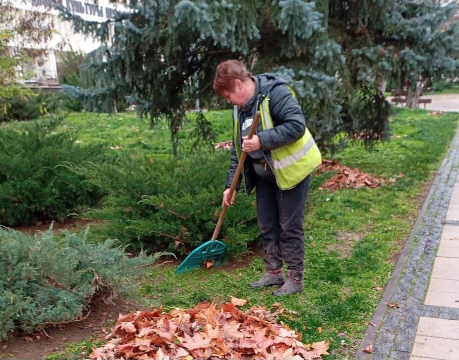 Чистота и порядок в парках и скверах Симферополя — результат ежедневного труда «Парков столицы» и подрядных организаций Чистота и порядок в парках и скверах Симферополя — результат ежедневного труда «Парков столицы» и подрядных организаций