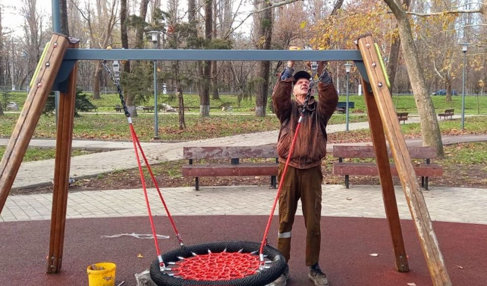 Чистота и порядок в парках и скверах Симферополя — результат ежедневного труда «Парков столицы» и подрядных организаций Чистота и порядок в парках и скверах Симферополя — результат ежедневного труда «Парков столицы» и подрядных организаций