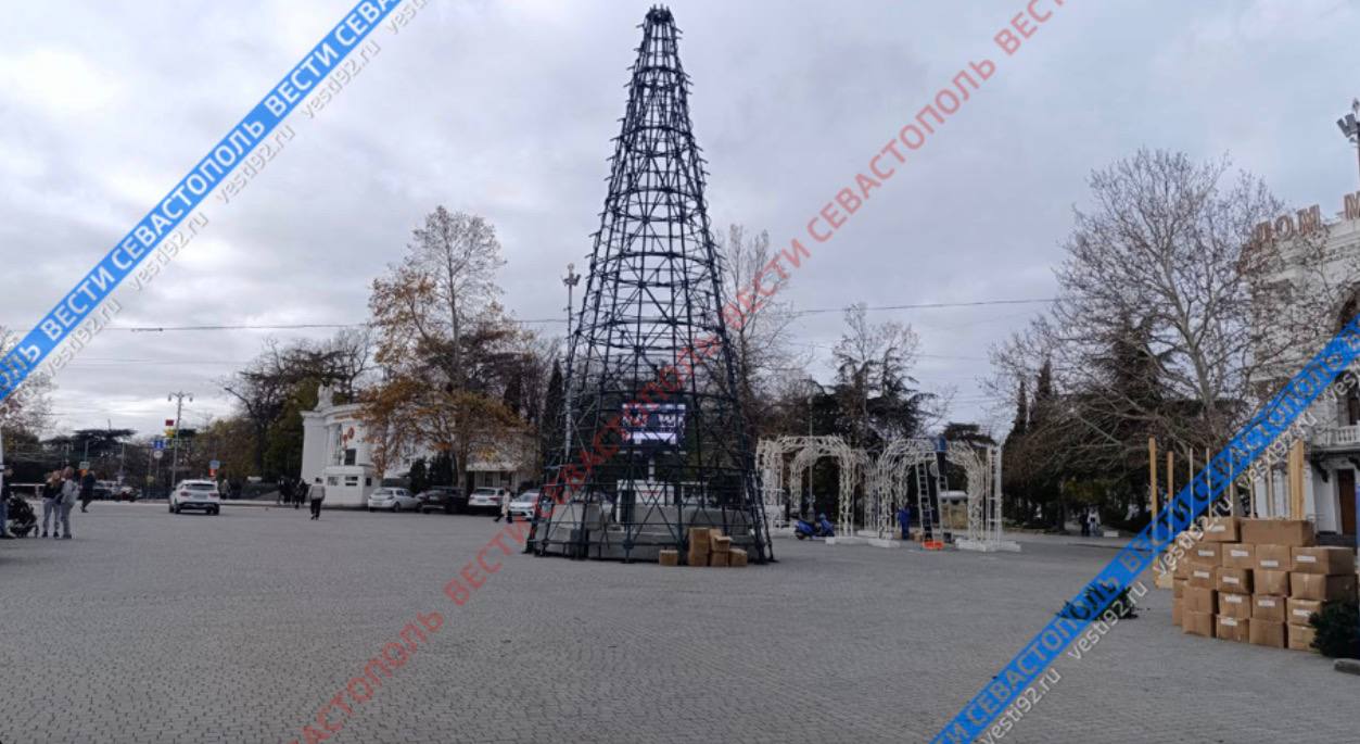 Сегодня центр Севастополя украшали к Новому году