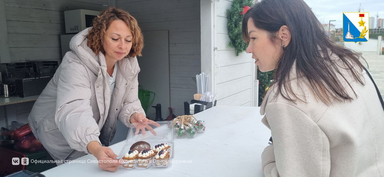 У центра «Бухта Казачья» открылась большая новогодняя ярмарка У центра «Бухта Казачья» открылась большая новогодняя ярмарка