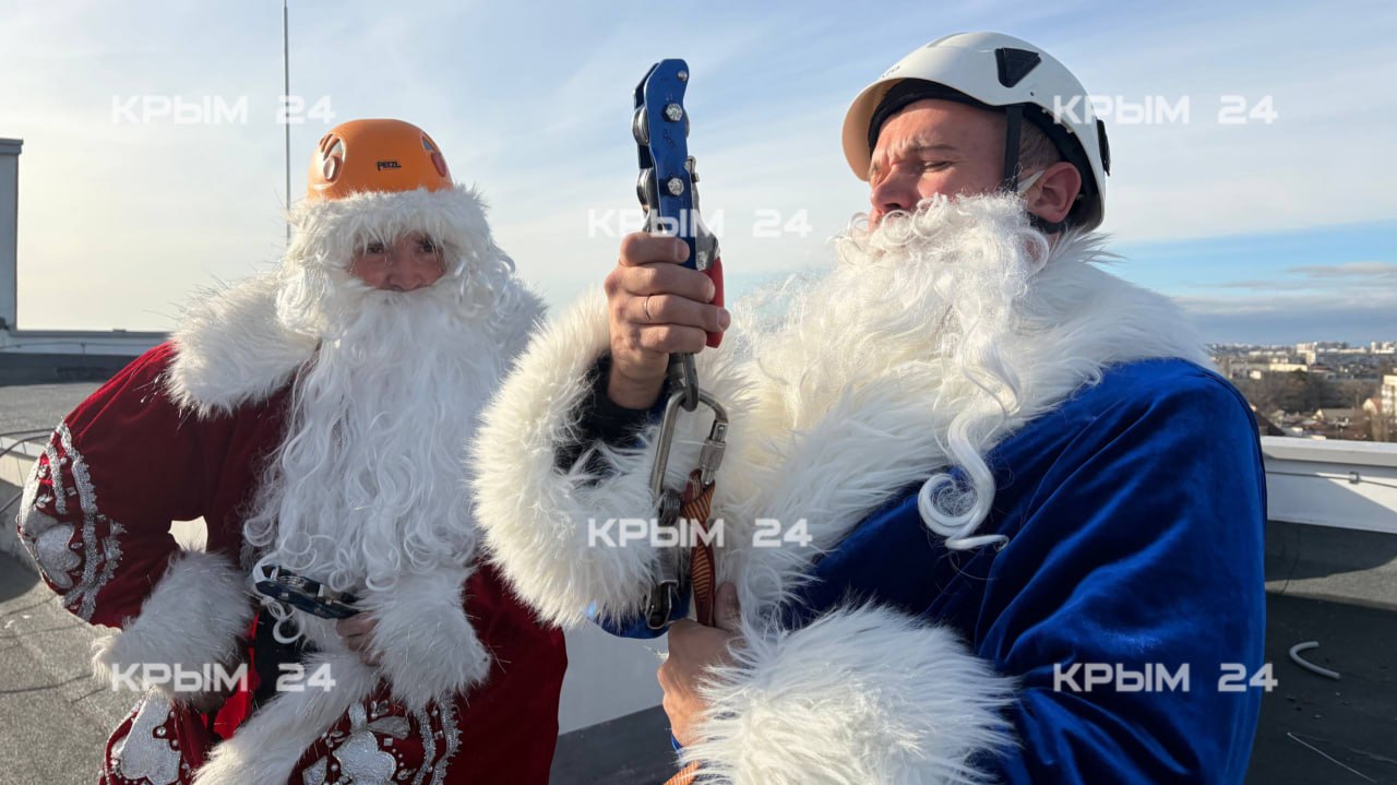 Спасатели Крыма в костюмах Дедов Морозов поздравили детей в больнице Спасатели Крыма в костюмах Дедов Морозов поздравили детей в больнице