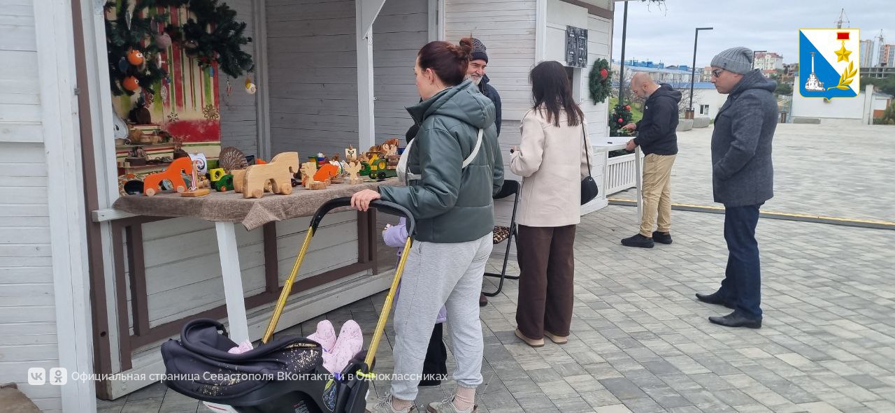 У центра «Бухта Казачья» открылась большая новогодняя ярмарка У центра «Бухта Казачья» открылась большая новогодняя ярмарка