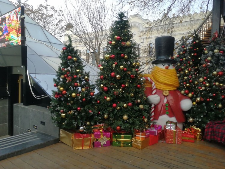 Высотой с трехэтажный дом: центр Симферополя украшают гигантскими фигурами Деда Мороза и Снегурочки Высотой с трехэтажный дом: центр Симферополя украшают гигантскими фигурами Деда Мороза и Снегурочки