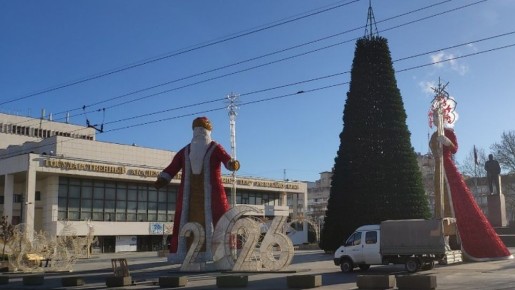 Высотой с трехэтажный дом: центр Симферополя украшают гигантскими фигурами Деда Мороза и Снегурочки