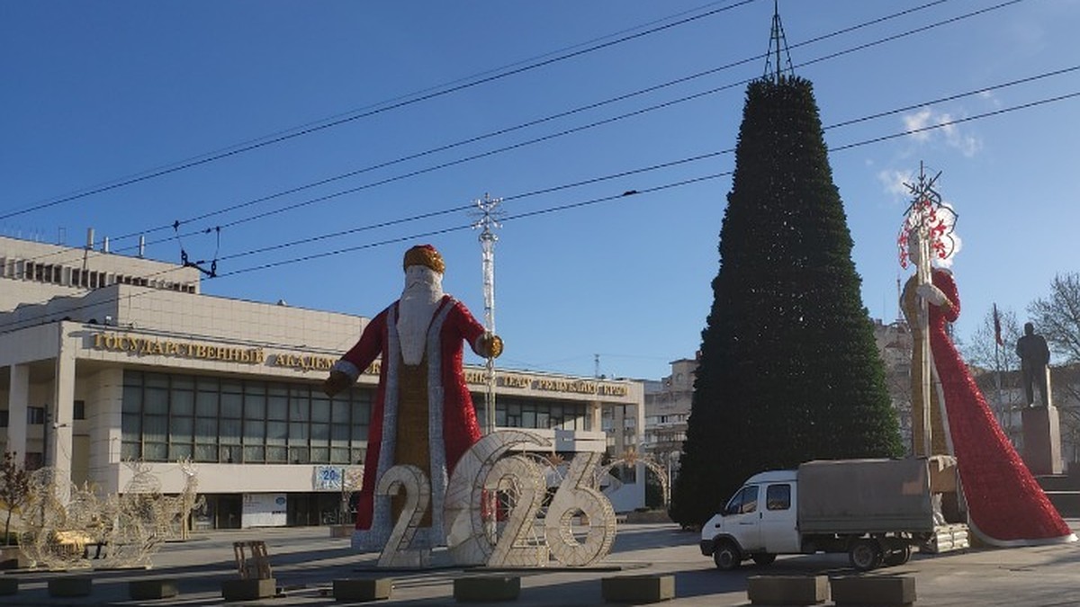 Высотой с трехэтажный дом: центр Симферополя украшают гигантскими фигурами Деда Мороза и Снегурочки