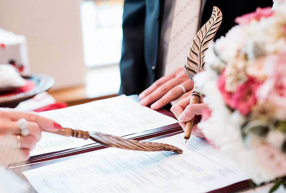 Александр Харламов: Уважаемые сотрудники и ветераны органов ЗАГС! Примите поздравления с вашим профессиональным праздником!