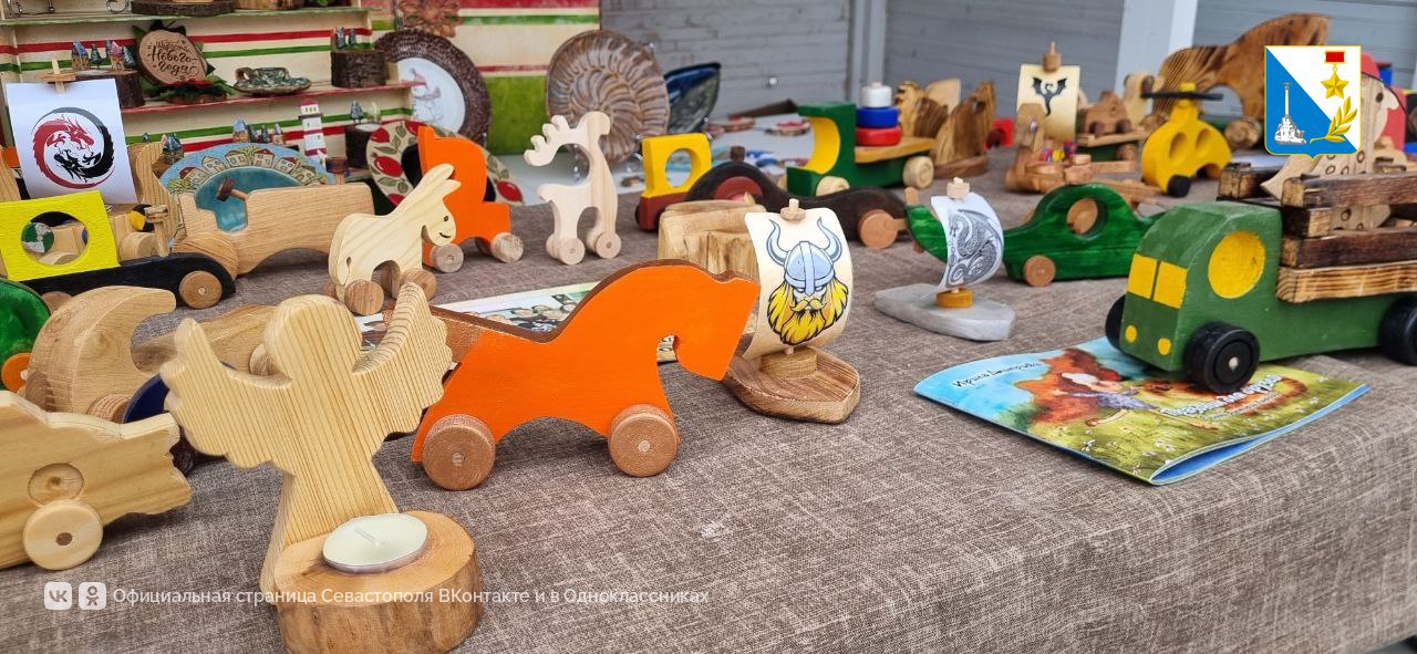 У центра «Бухта Казачья» открылась большая новогодняя ярмарка У центра «Бухта Казачья» открылась большая новогодняя ярмарка