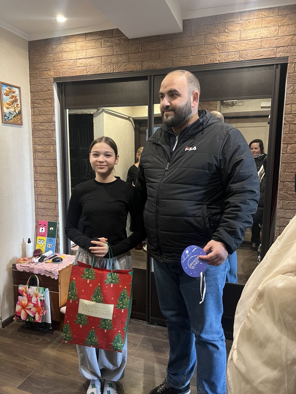 В Феодосии продолжается муниципальная акция «Елка желаний» В Феодосии продолжается муниципальная акция «Елка желаний»