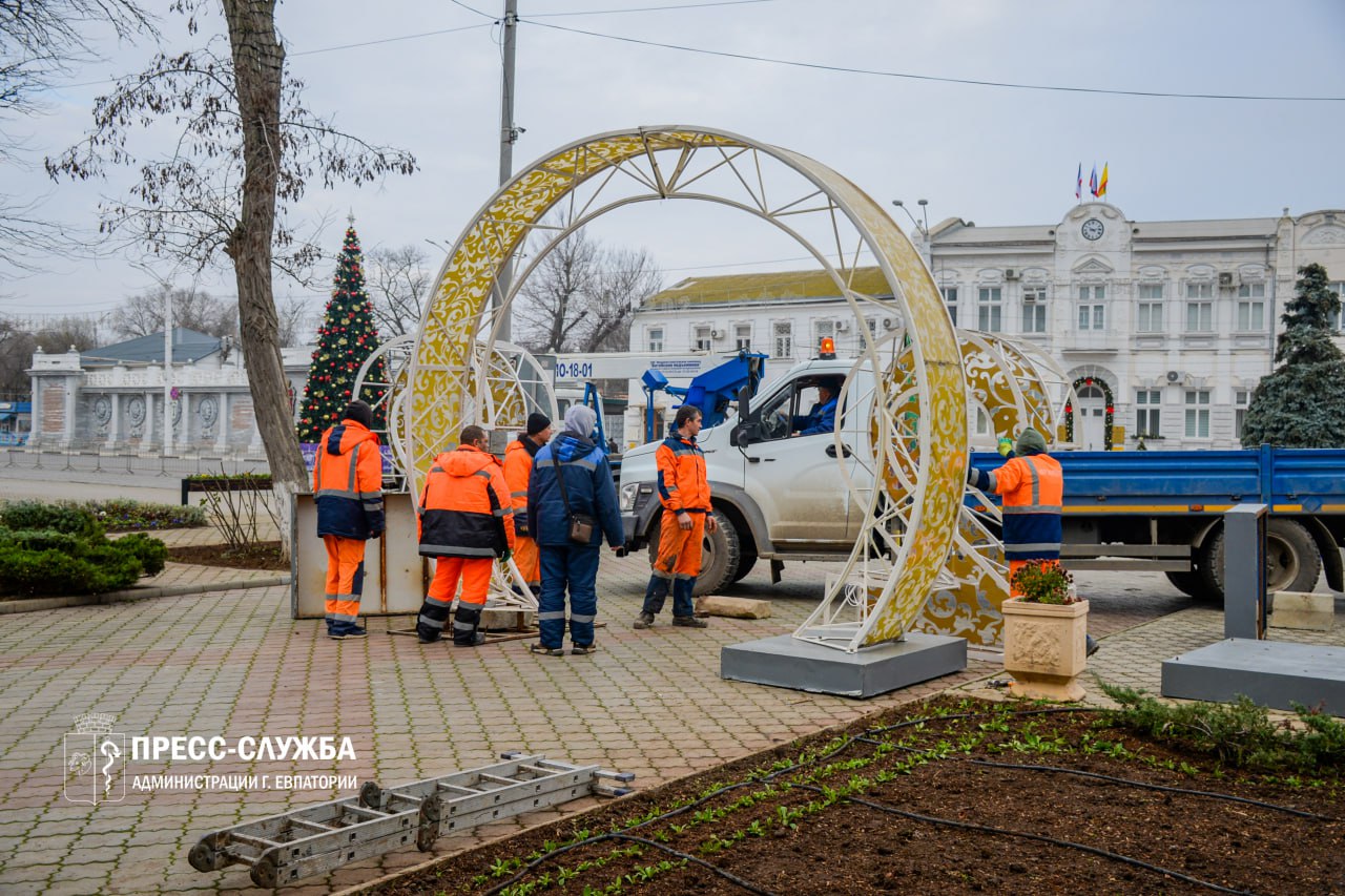 ФОТОФАКТ. Сотрудники МБУ «Порядок» устанавливают на улице Дувановской светящиеся инсталляции в виде цифр наступающего года