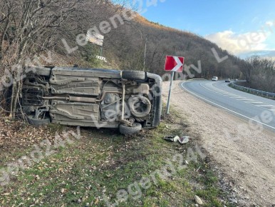 Перевёрнутый автомобиль замечен на обочине возле горы Гасфорта