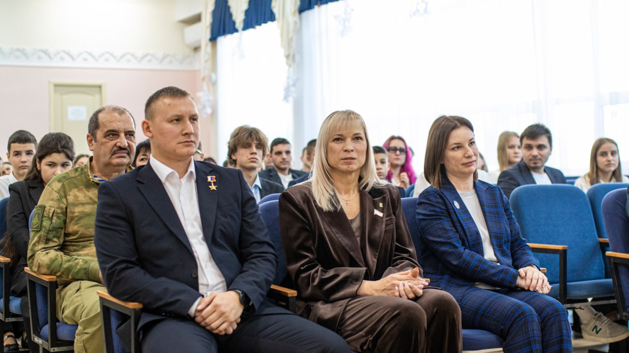 В Симферополе состоялась торжественная церемония чествования одарённых учащихся города по итогам 2025 года В Симферополе состоялась торжественная церемония чествования одарённых учащихся города по итогам 2025 года