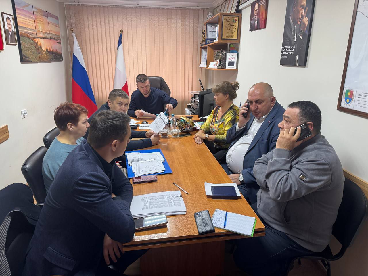 Заместитель главы администрации Сакского района Сергей Кирьянов провел рабочее совещание, в котором приняли участие главы сельских поселений района, а также руководство предприятий ООО «Трасса» и ГУП РК «Крымтроллейбус»... Заместитель главы администрации Сакского района Сергей Кирьянов провел рабочее совещание, в котором приняли участие главы сельских поселений района, а также руководство предприятий ООО «Трасса» и ГУП РК «Крымтроллейбус»...