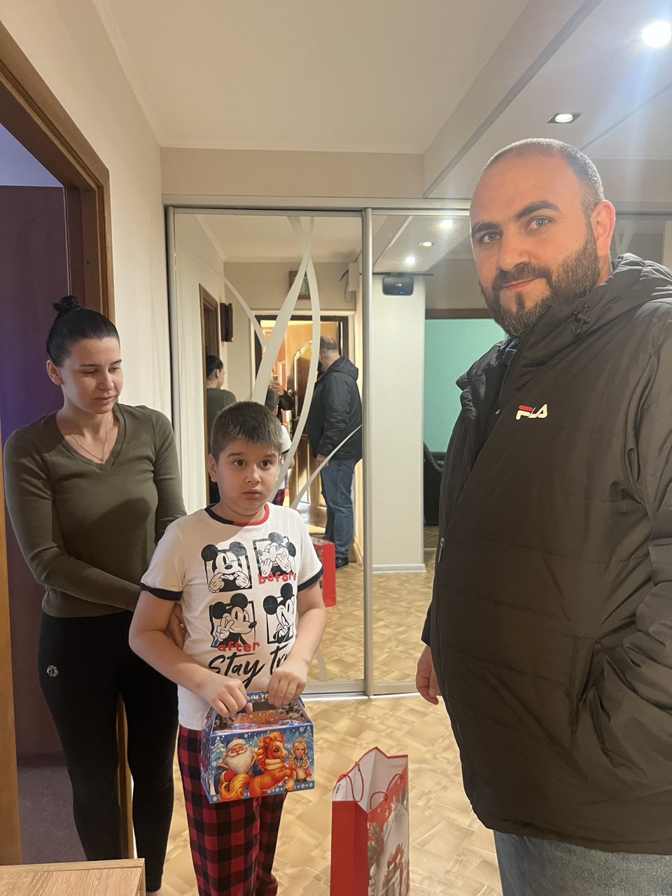 В Феодосии продолжается муниципальная акция «Елка желаний» В Феодосии продолжается муниципальная акция «Елка желаний»